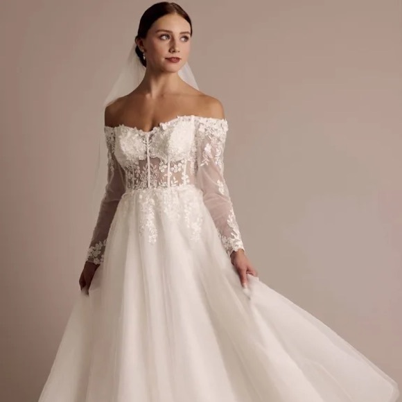 David's Bridal Off-Shoulder Lace Wedding Dress in White - Picture 3 of 3